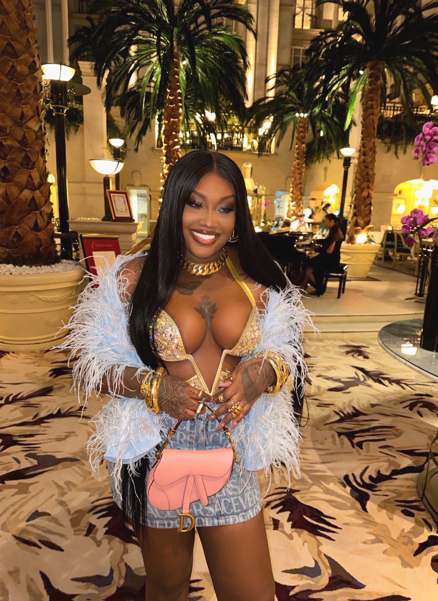 CupcakKe_rapper's tweet photo. Give me my 10's then subtract two cause I ..... 8!!!!!!!! https://t.co/A0KqMG21aC