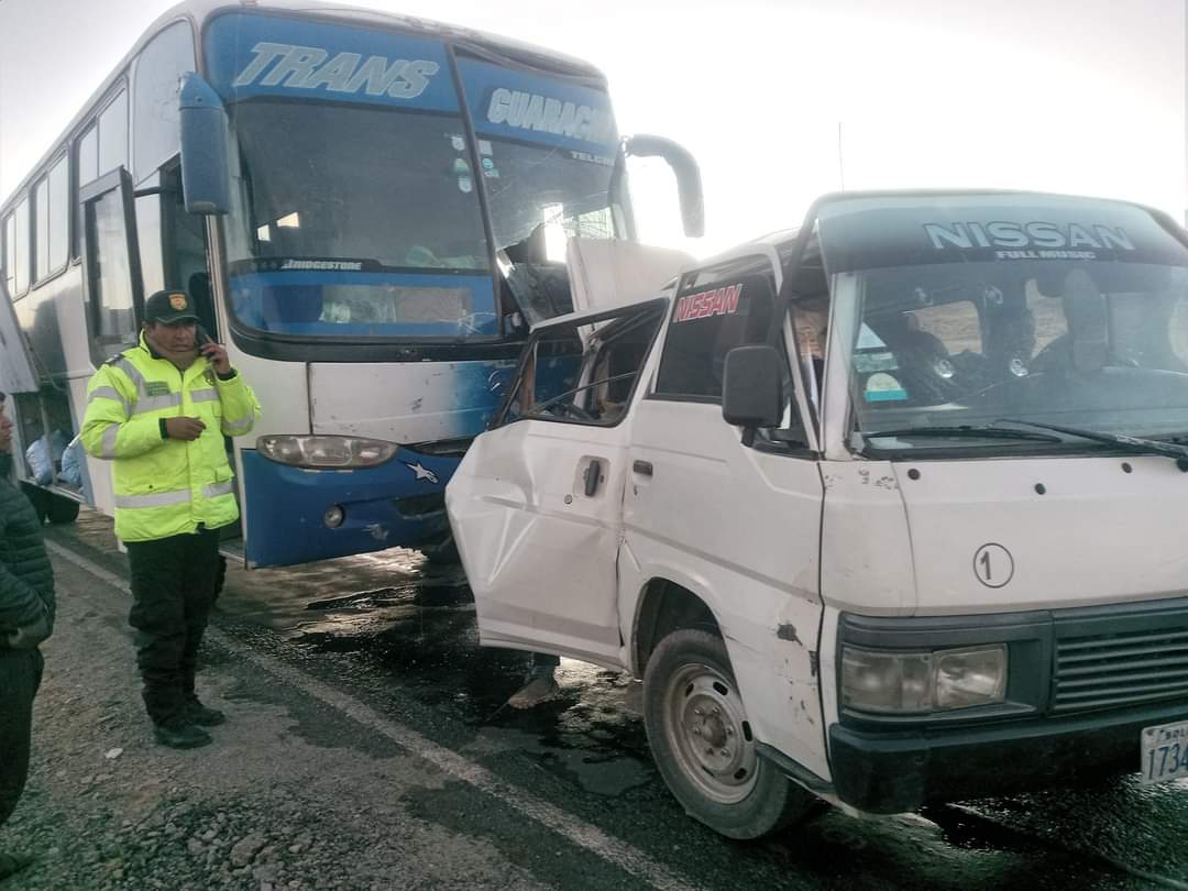 MamaniZenobia's tweet photo. #LaPaz 
Una persona fallece y otras dos resultan heridas en accidente en la carretera que une la población Chacoma con Comanche, de la provincia Pacajes. Según informe preliminar, el chofer del minibús estaba en estado de ebriedad. https://t.co/SJ7AUJ0PrY