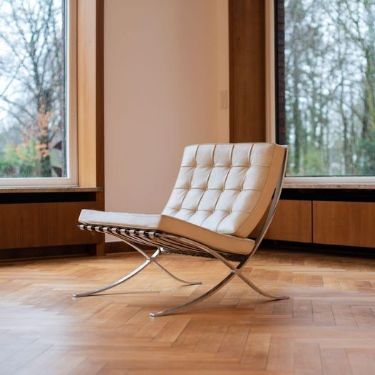 archistar1's tweet image. #BarcelonaChair
Mies van der Rohe: "less is more"
Uno degli oggetti più riconosciuti del secolo scorso e un'icona del movimento moderno, la Barcelona Chair di Knoll emana un'eleganza semplice.
#design
