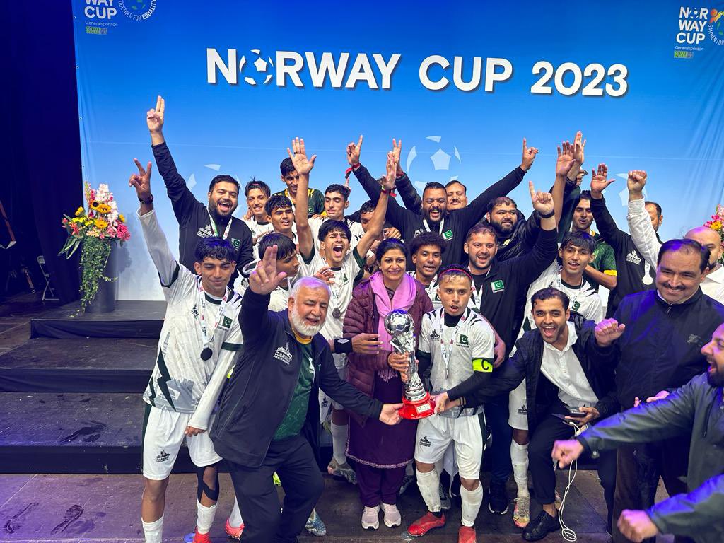 saadiaqazi1's tweet photo. Felt both pleased &amp; proud meeting H.E. Lubna Jaffery, Norway’s Minister for Culture &amp; Equality on 3Aug 2023 at #NorwayCup Final, played b/w U17 ⚽️teams of🇳🇴&amp;🇵🇰. 

A tough contest, ending only with penalty shoots, rendered 🇳🇴team#1 &amp; 🇵🇰team#2. Congrats to both 👏🤝👏
@PakinNorway https://t.co/7Oljvc7VJJ