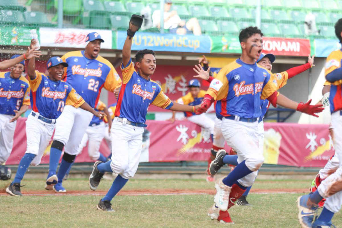 NicolasMaduro's tweet photo. Aplausos de pie y mis mayores felicitaciones para la Selección Nacional de Béisbol Sub12 quienes representaron a nuestro tricolor con gran pasión, logrando la medalla de Bronce en la Copa Mundial de la categoría, en Taipéi 2023. ¡Bravo muchachos! ¡Ustedes son la Generación de relevo!