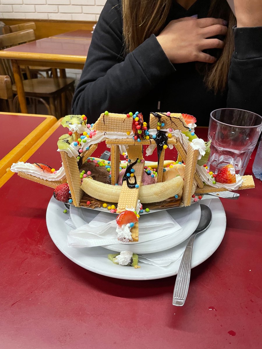 leandroriviello's tweet photo. Chicos, les juro que pedí posta un poste BANANA SPLIT, lo último que me imaginé es esto JAJAJAJAJAJA 2600$ 😂😂😂 https://t.co/pguIUkNRIB