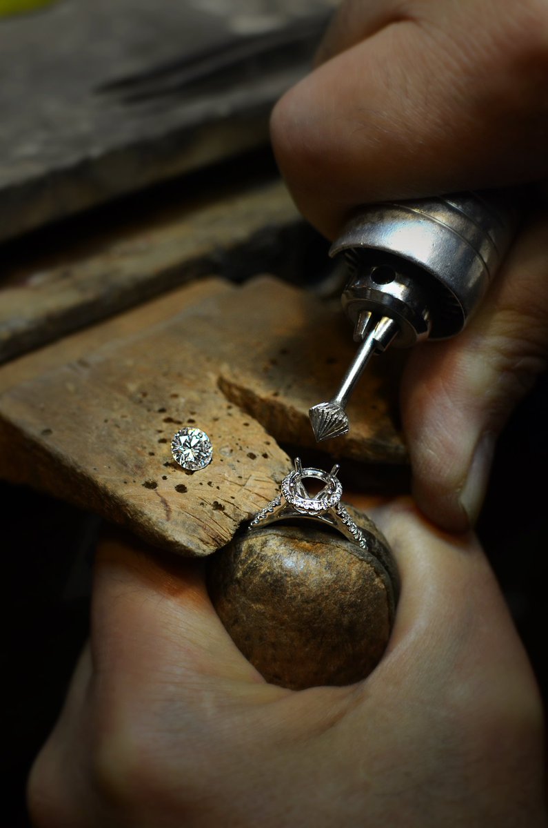 From start to finish, we can make your engagement dreams come true 💍

#leoalfred #diamond #engagement #wedding #shesaidyes