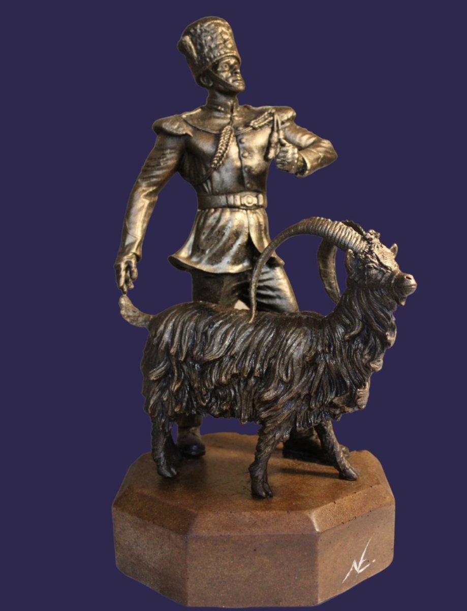 This fantastic miniature of Wrexham’s new sculpture of a Fusilier and Regimental Goat outside of Hightown Barracks is to be auctioned to raise funds for the @RWFMuseum with kind thanks to @Nickelphick How amazing is this? Auction link below.. charityauctionstoday.com/bid/2382