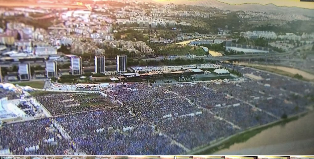 jccorvera's tweet photo. Foto dedicada a los que dicen que la Iglesia no sobrevivirá, que nadamos para morir en la orilla, y otras expresiones catastrofistas de dentro y fuera de la Iglesia. 1,8 millones de jóvenes reunidos les gritan que la realidad no corresponde con su deseo. Cristo, ayer, hoy y siempre.
#JMJ2023 
#JMJLisboa2023