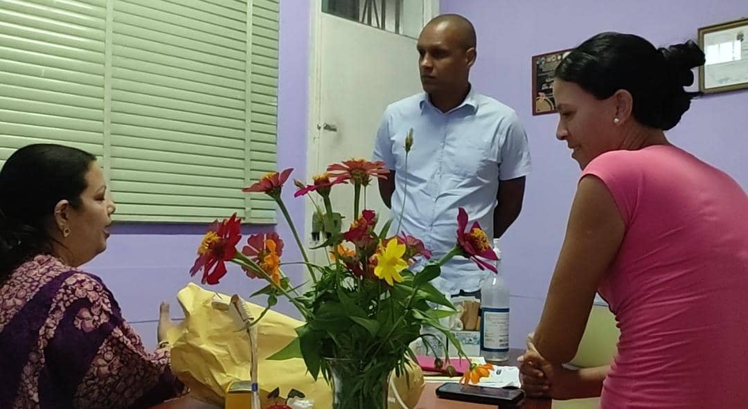 Ondasradiofonik's tweet photo. El Gob. Bolivariano entrega desfibrilador cardioversor a la paciente Leonor Hernández (57) en Carúpano, garantizando atención médica gratuita y salvando vidas. La entrega fue coordinada por el Dr. Willian Meneses, Pdte. de Fundasalud, y la Dra. Leonor Rivas, CEO de Fundasalud. https://t.co/vzpYCAGuM4