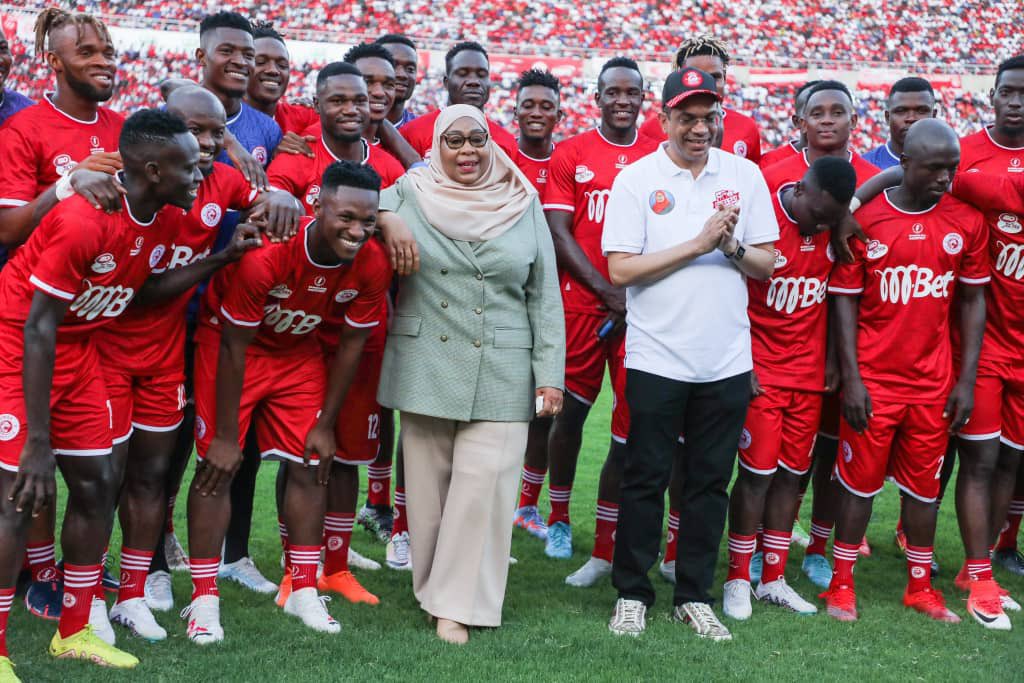 Ahsanteni wana Simba kwa kunialika kushiriki nanyi katika siku yenu muhimu hii leo. Hongereni kwa siku nzuri. Pongezi kwenu kwa kuendelea kutangaza utalii wa nchi yetu kwa kufikisha kibegi katika kilele cha Mlima Kilimanjaro. Michezo inatuleta pamoja, inatupa burudani, na