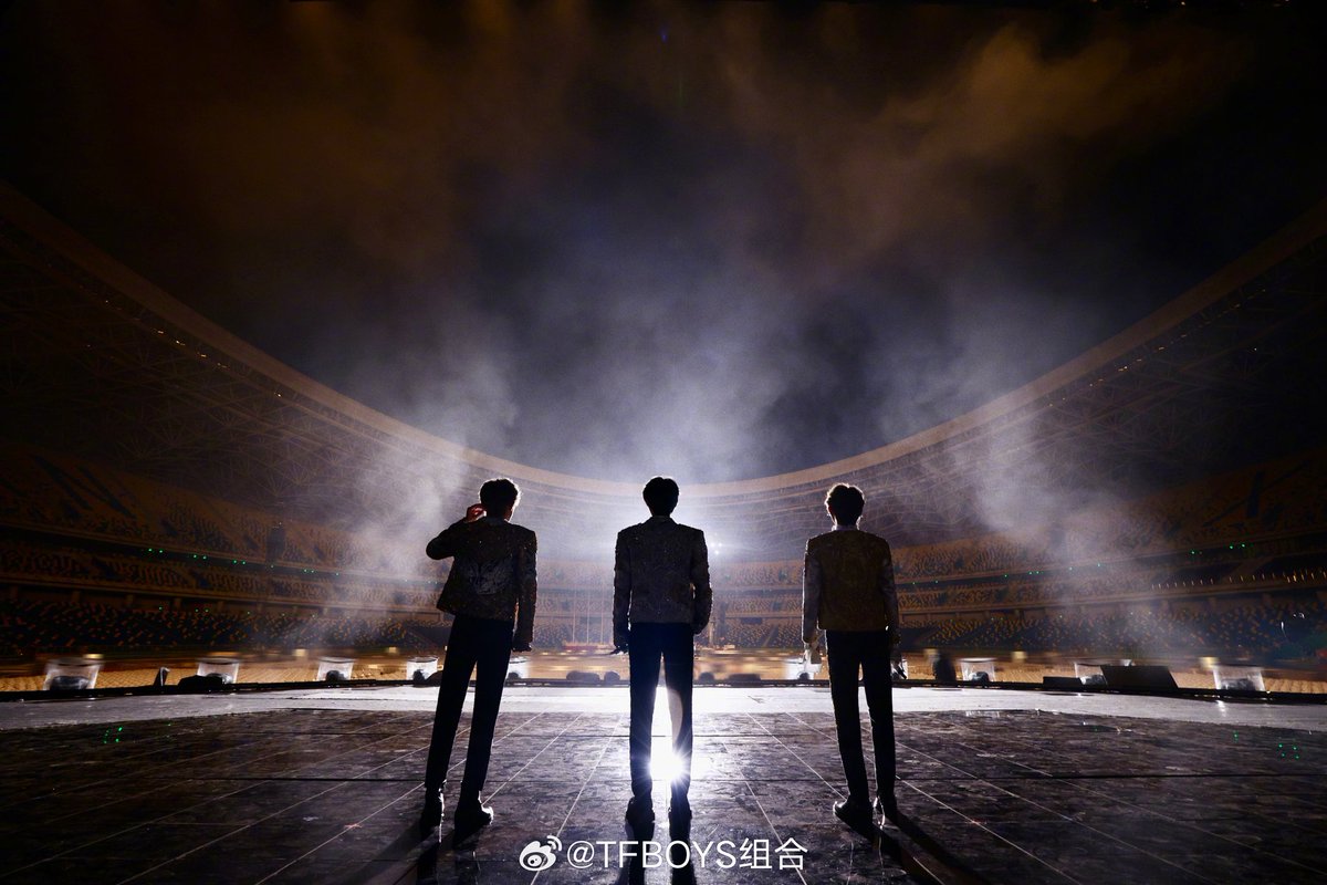 Pimmie_hothead's tweet photo. เวทีในปีแรก​ >> เวทีในปีที่​ 10

#TFBOYS10thanniversary 
#TFBOYS十年之约演唱会 https://t.co/TiLNraC7Wc
