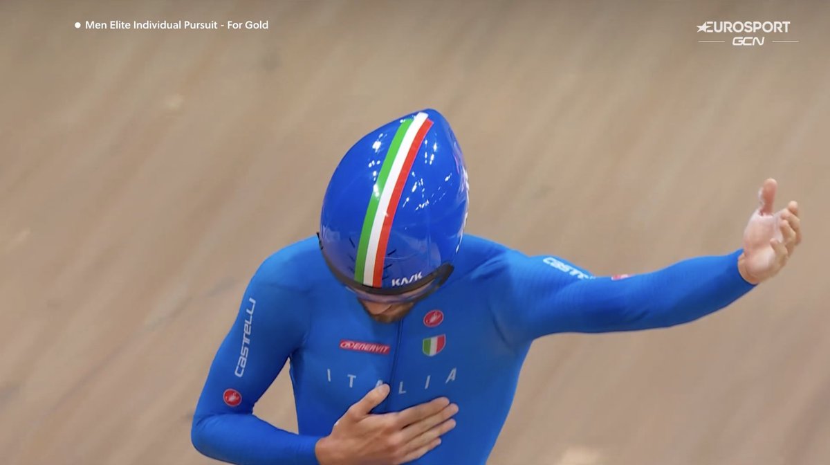 INEOSGrenadiers's tweet image. Wow, wow, WOW!!! 🥇

It's a thriller of an Individual Pursuit final as @GannaFilippo leaves it late to edge out @DanBiggles22 by 0.054secs to take the world title 👀

Incredible rides from both athletes and a great show of respect 👏👏👏