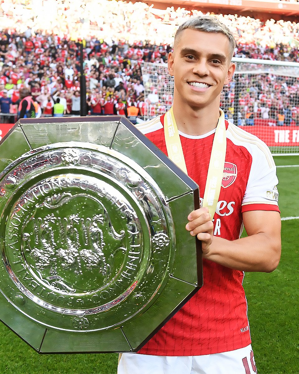LTrossard's tweet image. Trophy time! 🏆❤️ @Arsenal