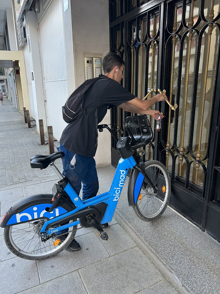 Sporttools's tweet photo. @policiademadrid ahora mismo en la calle Narváez 82 https://t.co/CEJa6QIOdx