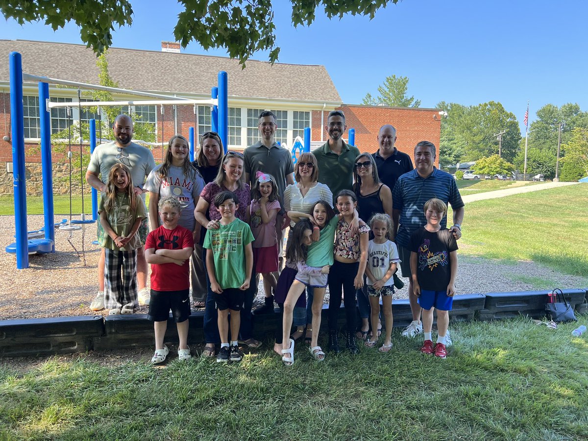 AldieElementary's tweet photo. Fourth grade friends and families chillin 😎 @AldieElementary. Thanks Mr. Weinert for bringing popsicles! https://t.co/TuhIuOXqQk