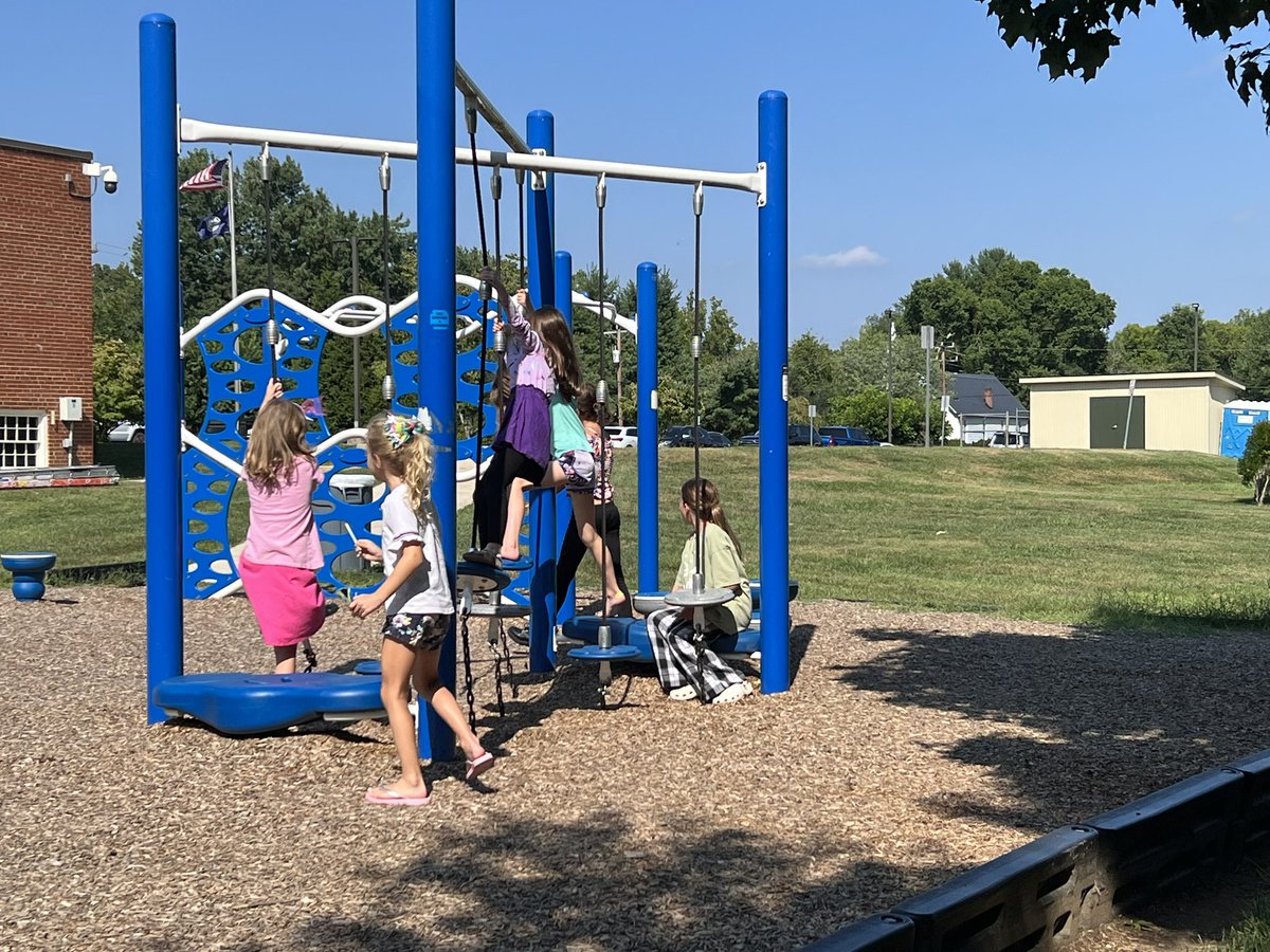 AldieElementary's tweet photo. Fourth grade friends and families chillin 😎 @AldieElementary. Thanks Mr. Weinert for bringing popsicles! https://t.co/TuhIuOXqQk