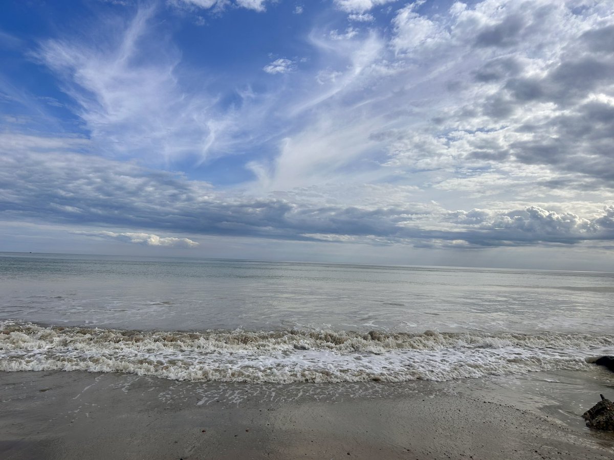 Heather_CCN's tweet photo. A brilliant week holidaying, Amos’ 🐶 first, 😍 enjoying lots of seaside walking. 46.3kms walked. Hope everyone had a good week? ☺️ #NHS1000Miles #NursesActive #NursesActiveChallenge #RescueDog #sundayvibes #BankHolidayWeekend https://t.co/wP6Bh2AReq