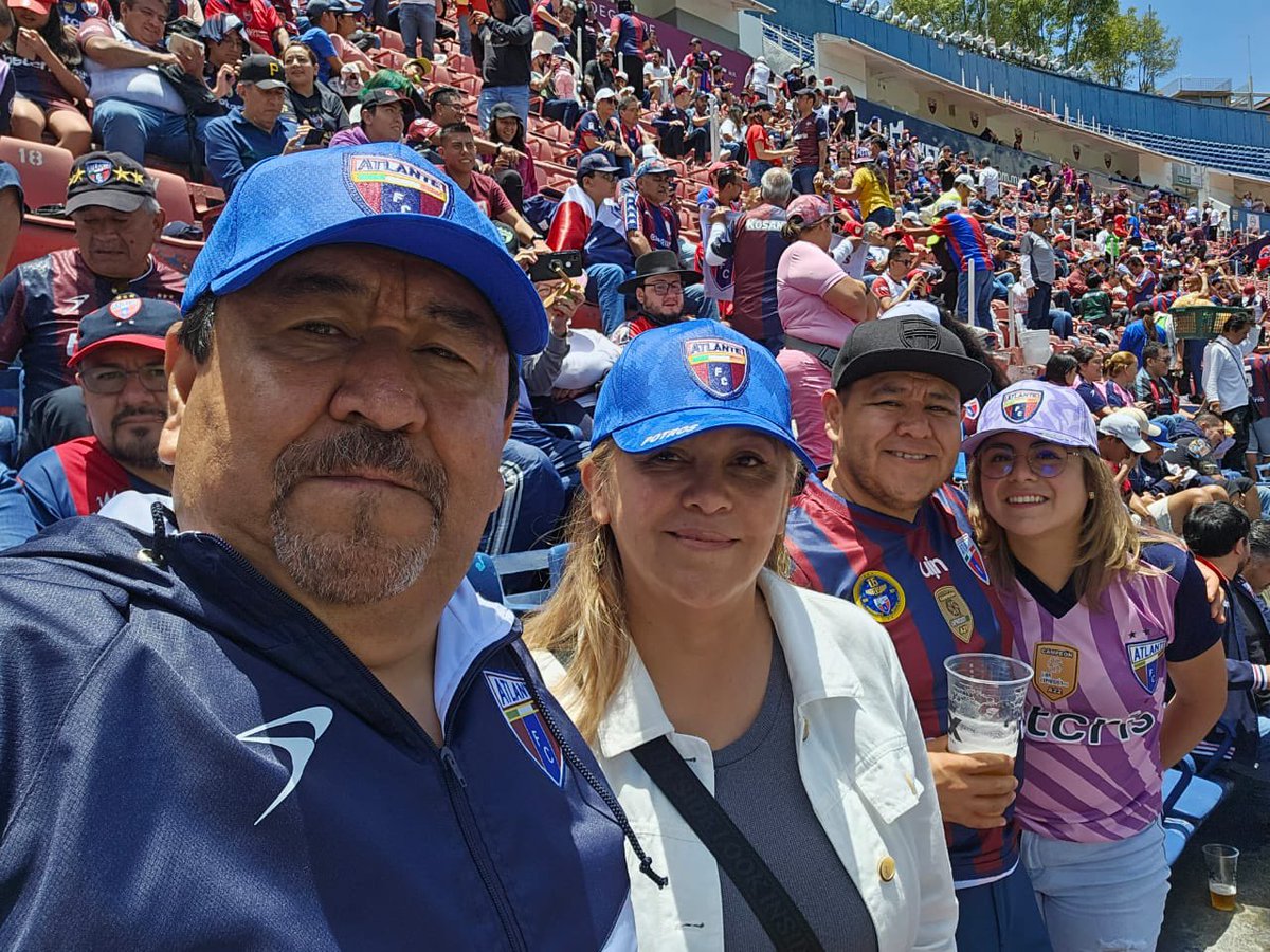 ¡Festejando el cumple de mi hijo Mario!
Con una de nuestras pasiones siempre apoyando al ATLANTE. ⚽️🏟️🥅
#FelizDomingo #Fut #Familia