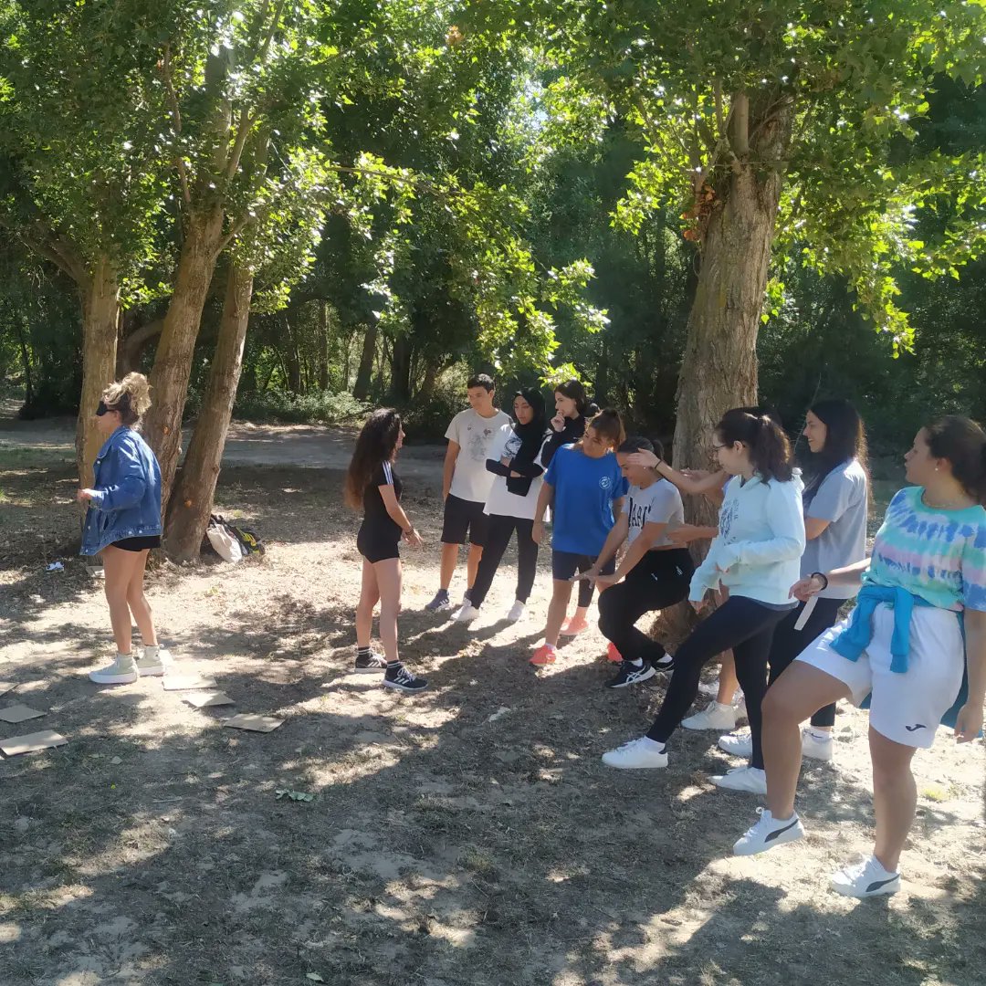 GuineaEric's tweet photo. Formación de #educacionmedioambiental para los futuros monis de ocio y tiempo libre. Un gusto como siempre intentar llevar desde la docencia un poco de activismo ecologista desde la #escuelabosque https://t.co/sJpjFTmeFX