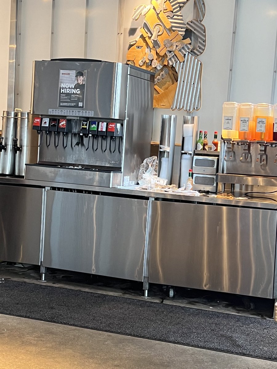 PachUp_'s tweet photo. Your stock is up 40% YTD and this is what the drinks station looks like ? Cmon man do better @ChipotleTweets https://t.co/l9dU05nwAl