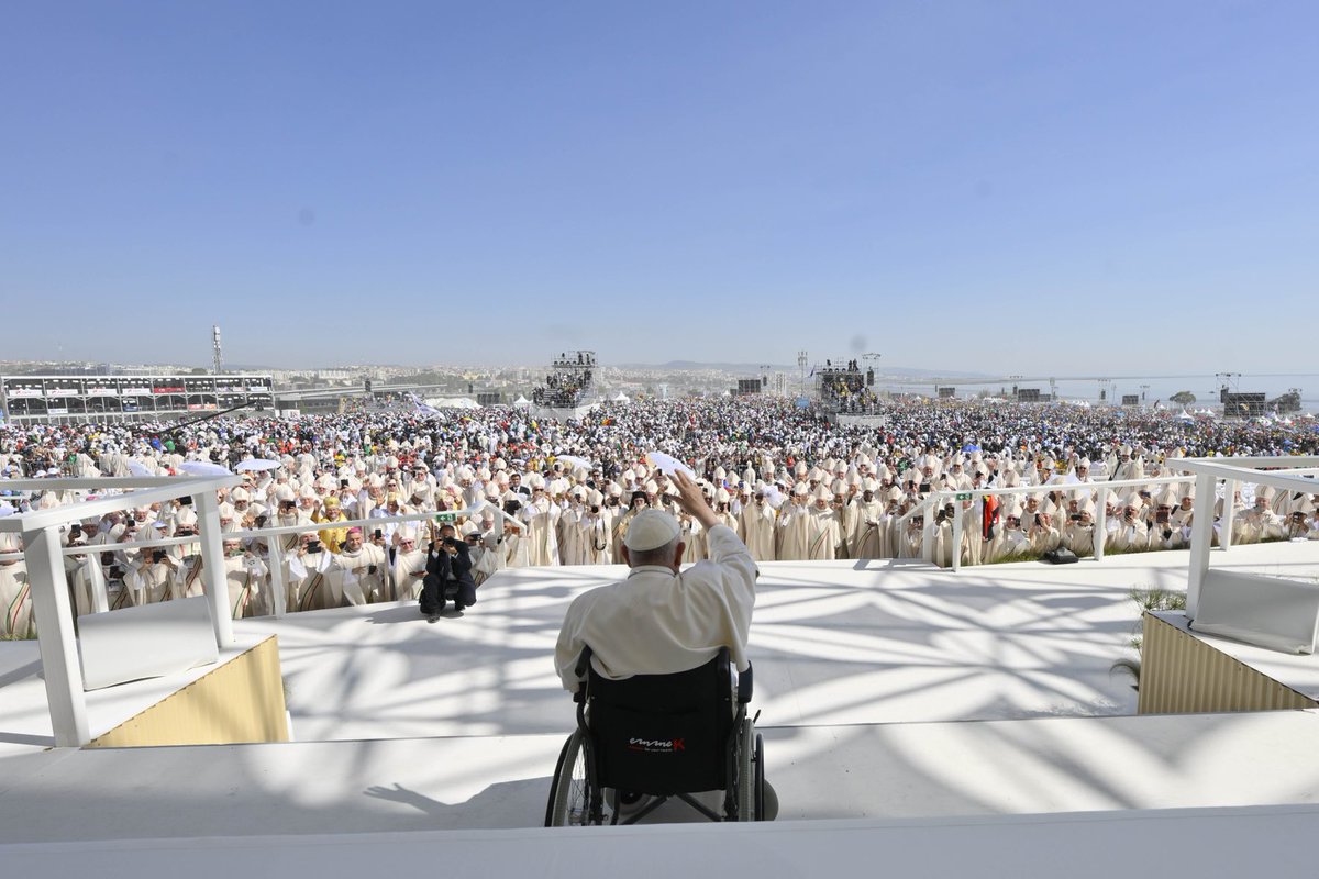 colmflynnire's tweet photo. The Pope waves goodbye to 1.5million young people in Lisbon, telling them to bring their light, hope and joy out into the world. 📸 Vatican Media https://t.co/pP9aZDQNuI