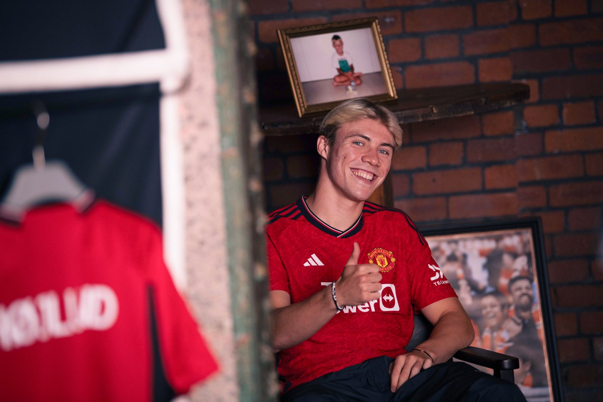 ManUtd's tweet photo. On set with Rasmus! 😎

#MUFC https://t.co/Quw0jJ7Aac