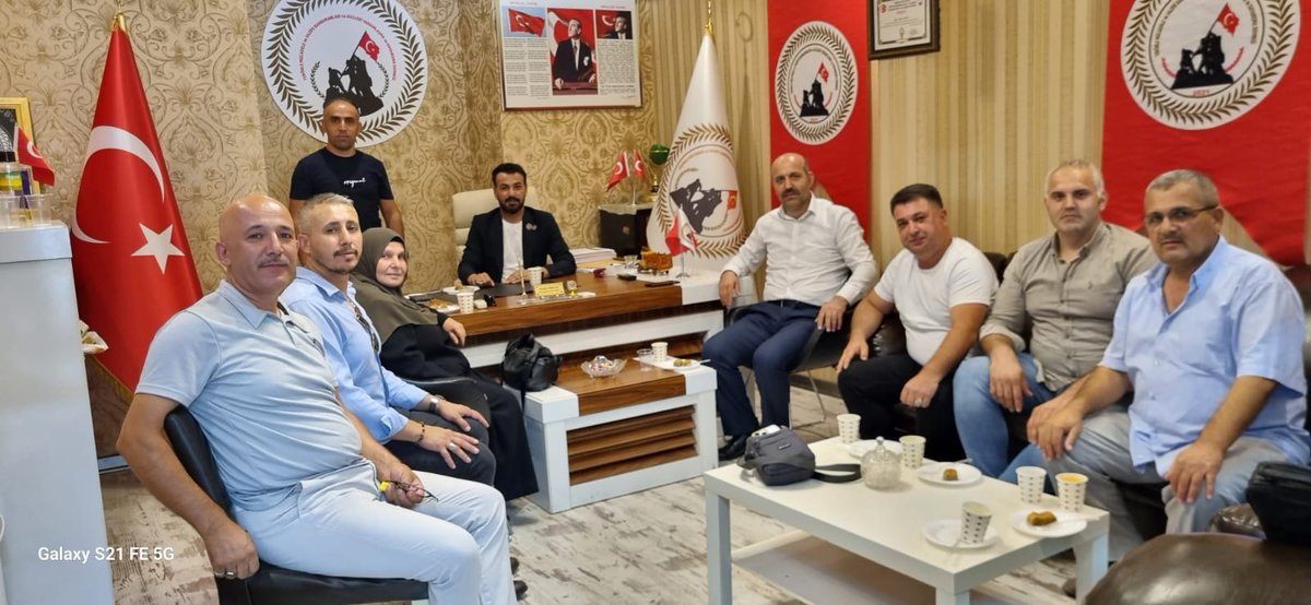 TerorleMucadle's tweet photo. Genel Başkanımız Sn. Gazi Emrullah Aktaş ve Manisa Şube Başkanımız Sn. Mahmut Yorgun yanındaki heyetle birlikte Küçükçekmece Şubemizi ziyaret ettiler. Ziyaretleri için kıymetli Başkanlarımıza teşekkür ediyoruz. https://t.co/ymGsLTjLPo