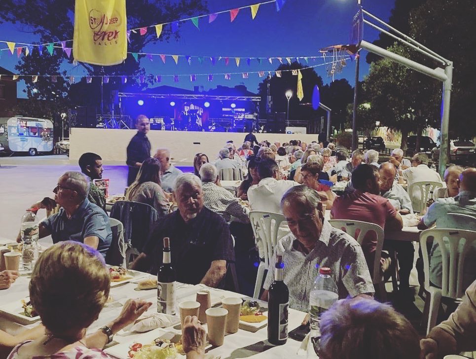 MoncunillNat's tweet photo. 🎉🎉 Ahir a la nit vam gaudir del sopar de festa major de @avvstjosepobrer i vam poder compartir una molt bona estona amb els seus veïns i veïnes.
Gràcies per la invitació! Va ser un autèntic plaer! 😉
.
#Valls #ERCValls #FestaDeBarri #SantJosepObrerValls #SoparDeGermanor https://t.co/Vw3D2tDfbH