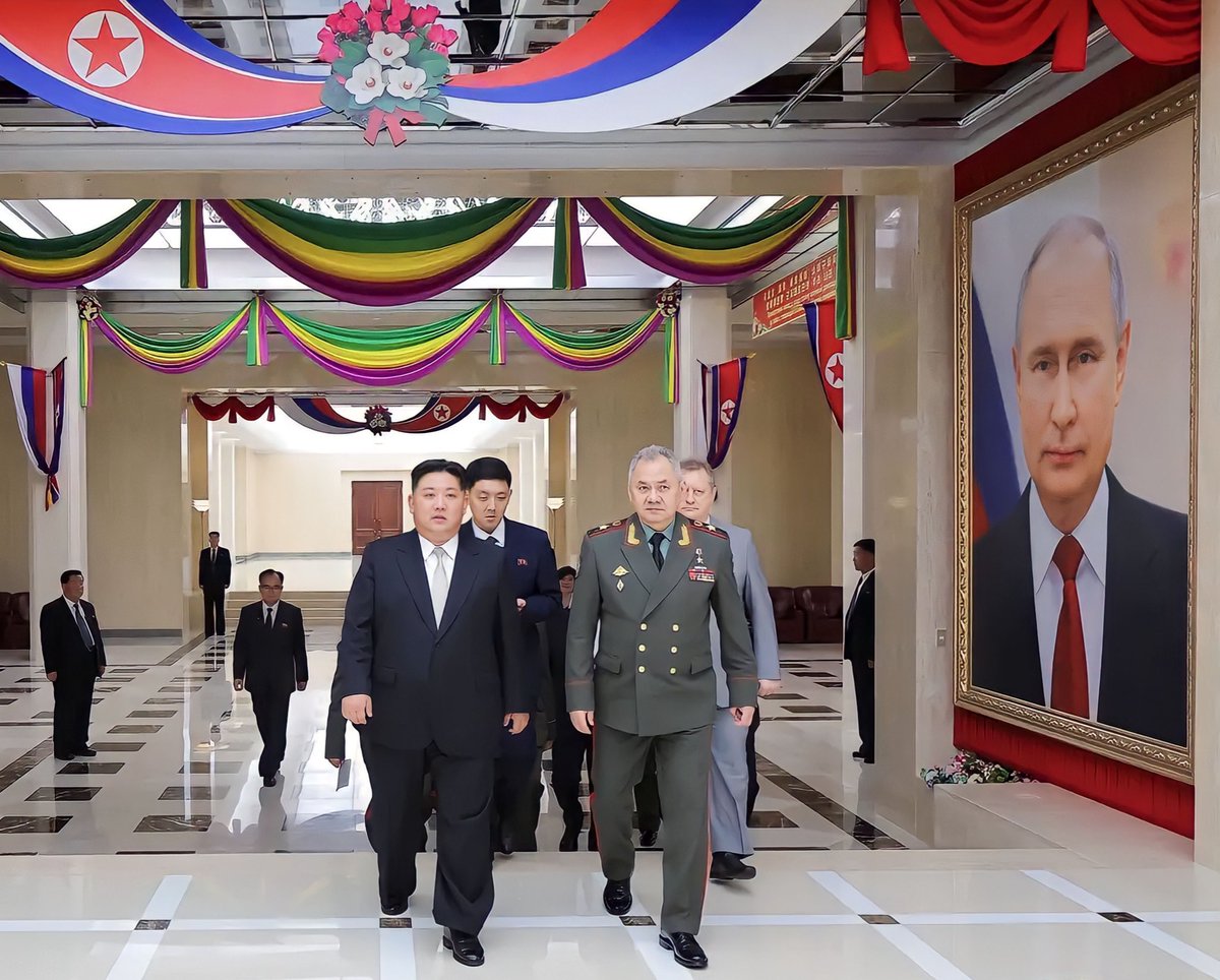 jacksonhinklle's tweet image. 🇰🇵🇷🇺 Kim Jong-un displayed large portraits of Putin for his meeting with Russian Defense Minister Shoigu.