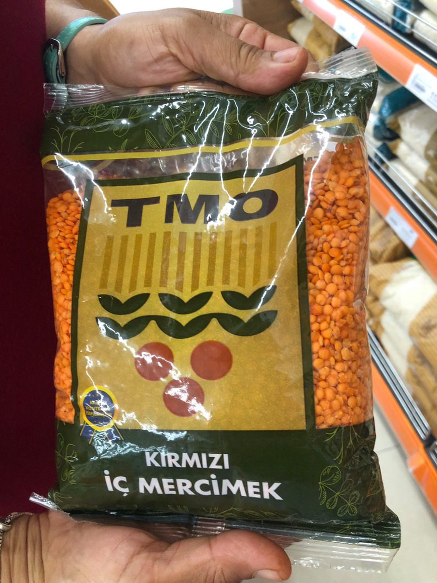 gidadedektifi's tweet photo. Türkiye Cumhuriyeti'nin kamu kurumu Toprak Mahsulleri Ofisi markasıyla Tarım Kredi Marketleri'nde Kanada menşeli kırmızı mercimek satılıyor.
Hem de adamların 2 yıl önceki mahsulü!
Fıkra olsa gülünmez.
Bu düştüğümüz duruma ancak ağlanır.
@OfisTMO https://t.co/oV6Y6opOvX