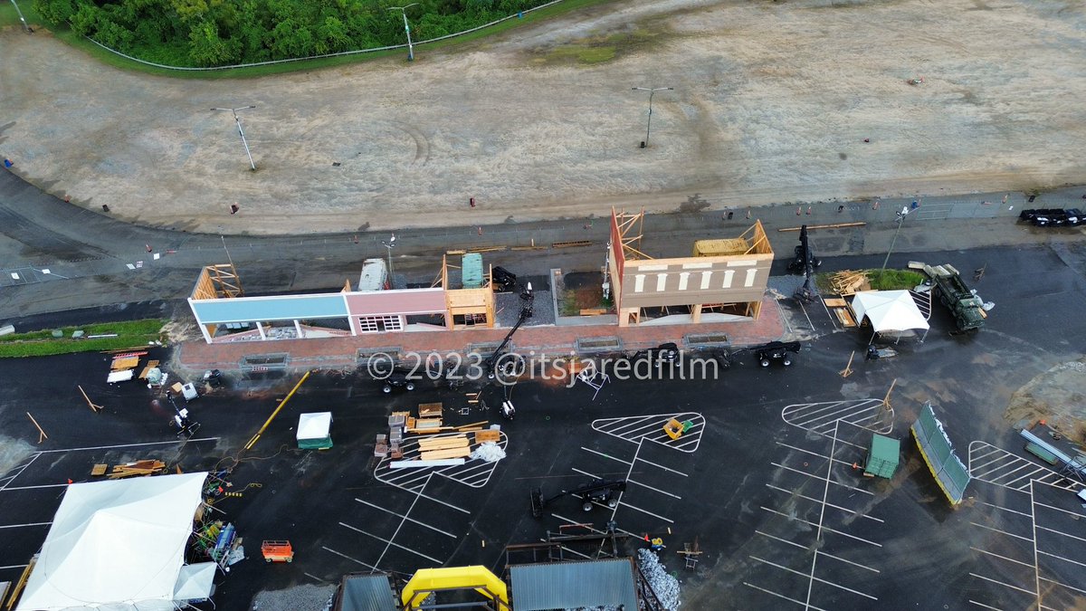 SThingsSpoilers's tweet image. 🚨NEW ST5 SET PICS🚨

New sets for #StrangerThings5 are currently being prepared!

The production is currently rebuilding the whole Downtown Hawkins set in a backlot!

📸 @itsjaredfilm