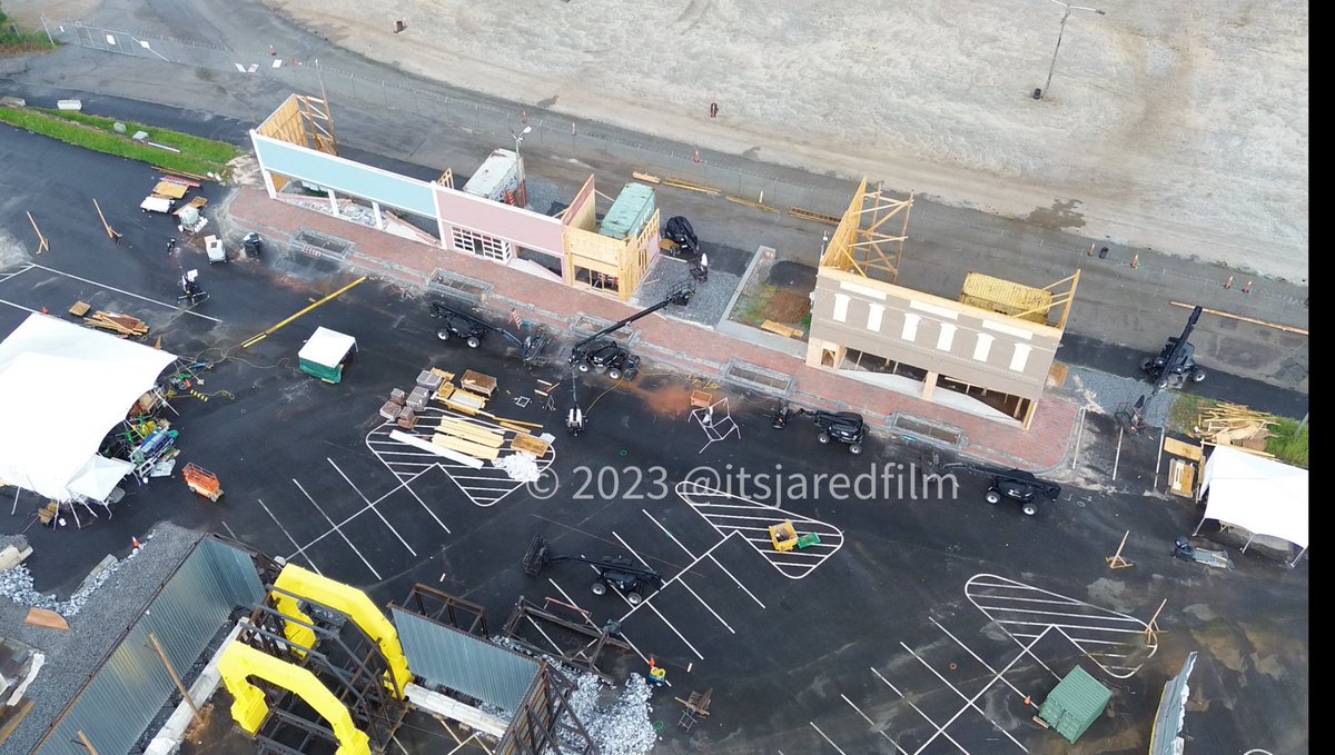 SThingsSpoilers's tweet image. 🚨NEW ST5 SET PICS🚨

New sets for #StrangerThings5 are currently being prepared!

The production is currently rebuilding the whole Downtown Hawkins set in a backlot!

📸 @itsjaredfilm