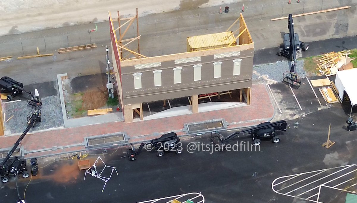 SThingsSpoilers's tweet image. 🚨NEW ST5 SET PICS🚨

New sets for #StrangerThings5 are currently being prepared!

The production is currently rebuilding the whole Downtown Hawkins set in a backlot!

📸 @itsjaredfilm