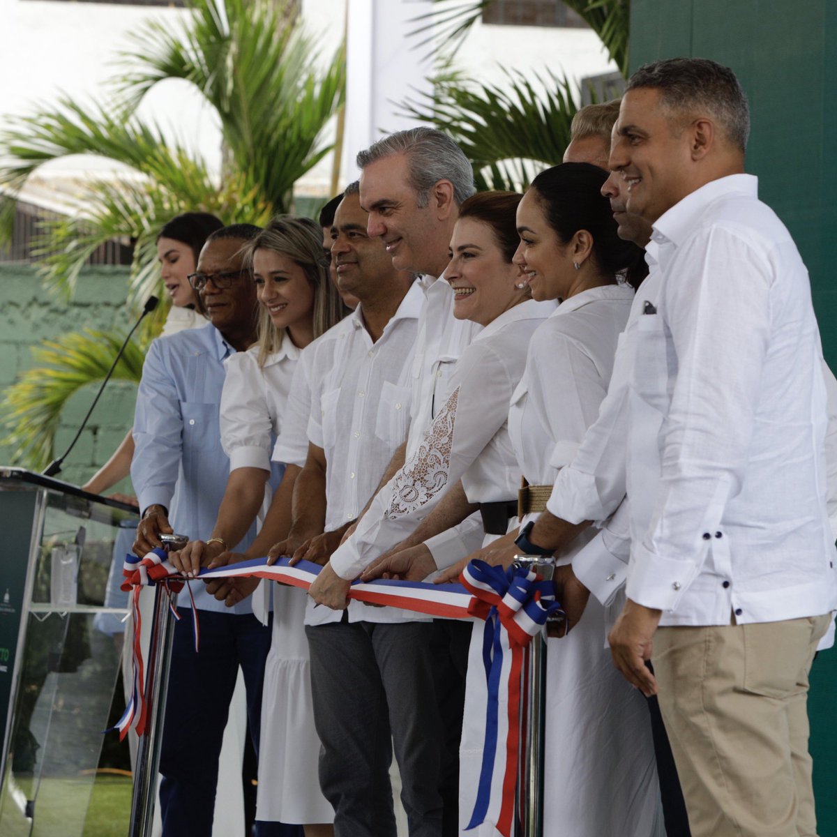 SanzLovaton's tweet photo. Acompañando al presidente @luisabinader en la inauguración del Proyecto Ambiental Urbanización Fernández. Felicito a la @AlcaldiaDN y su alcaldesa @CarolinaMejiaG por esta iniciativa, que soluciona el problema de drenaje que afectó a esta comunidad; y que recupera un espacio público, con la siembra de más de 900 especies de plantas, la creación de áreas infantiles y deportivas. 

#ProyectoAmbientalSD
#SDParaVivirMejor