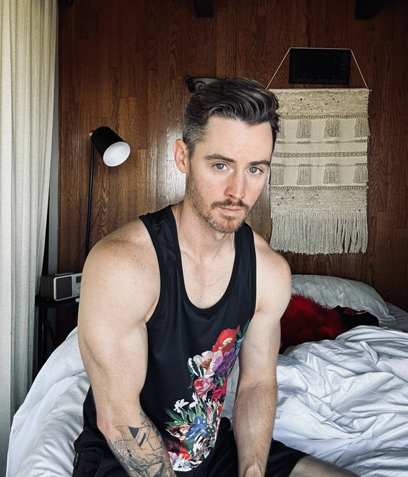 Why make the bed? It&rsquo;s just going to get messed up again. 😏 https://t.co/pdZLgSs48v