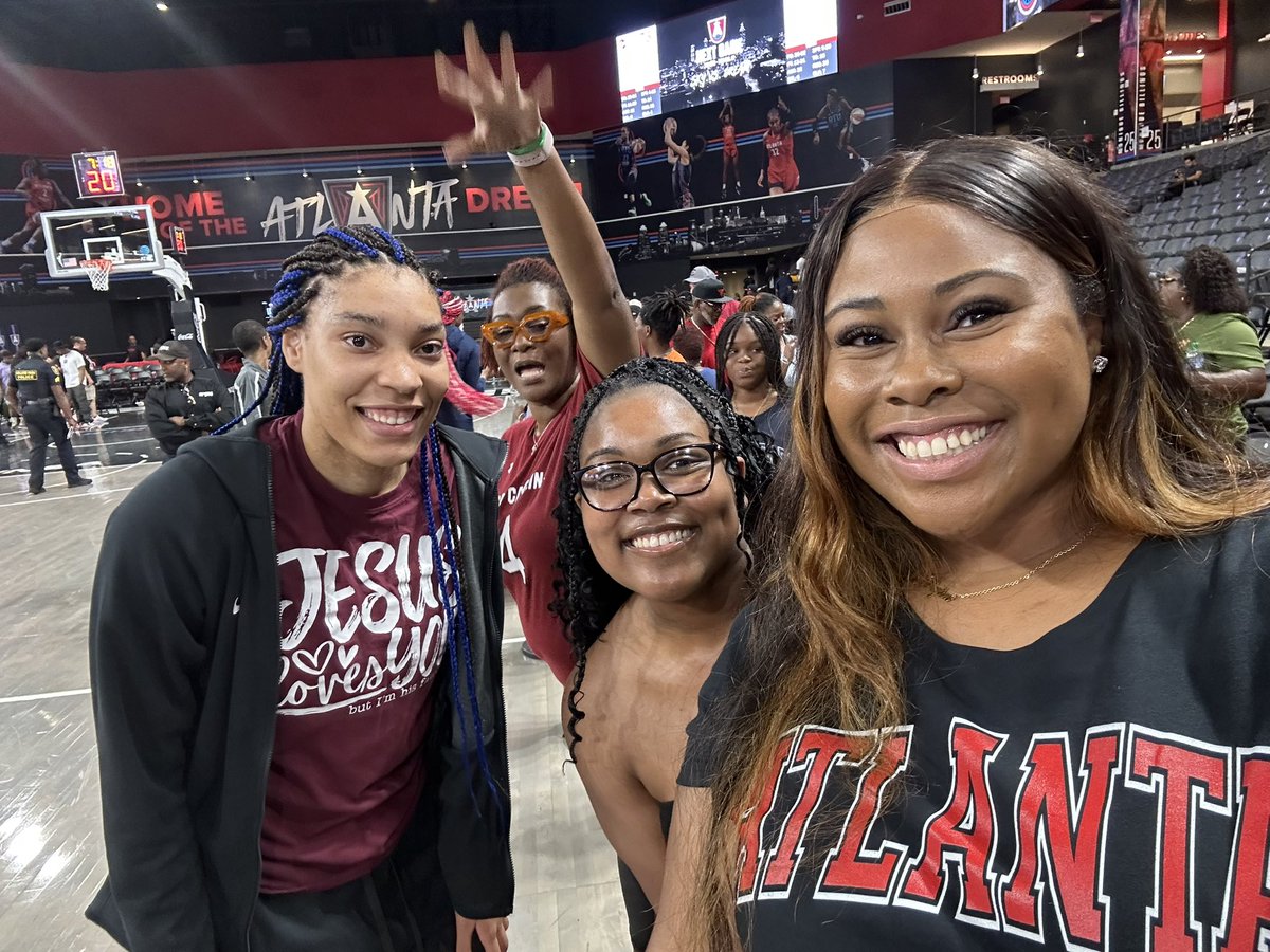 Morgan1529J's tweet photo. Still in shock that we met so many iconic Gamecock women today! Thank you for the selfies!❤️ #SupporttheWNBA https://t.co/CO6Uz93mc2
