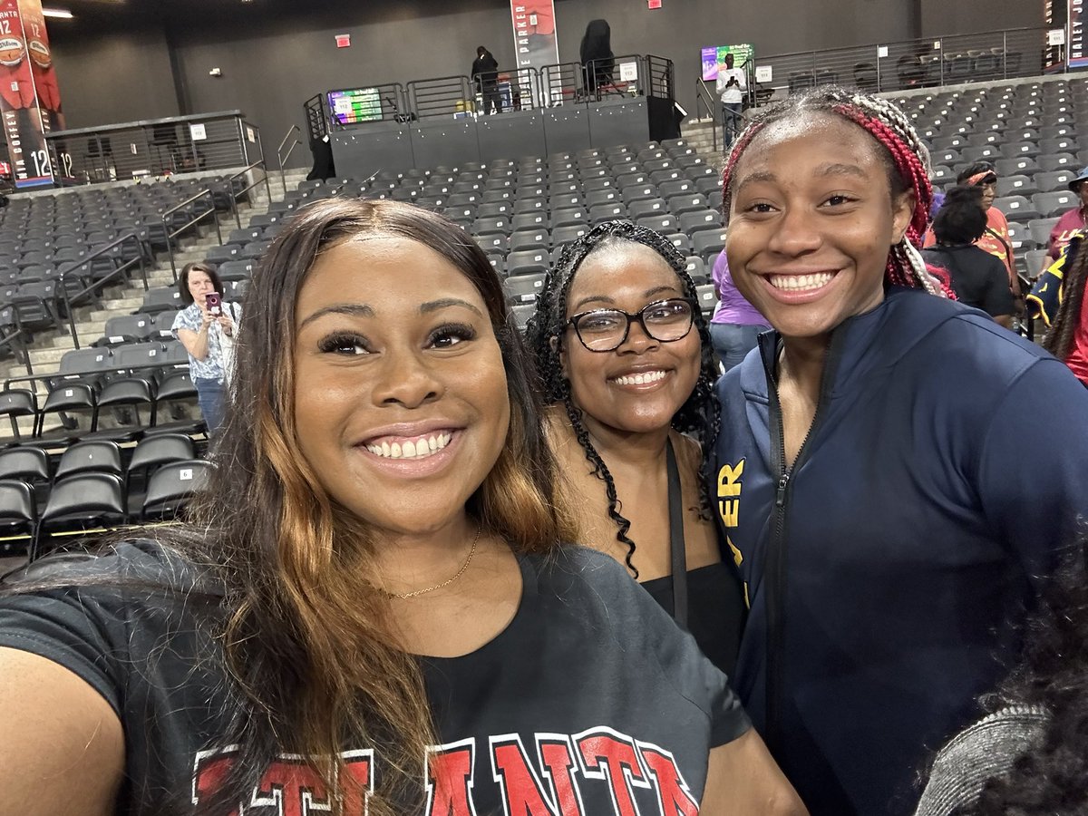 Morgan1529J's tweet photo. Still in shock that we met so many iconic Gamecock women today! Thank you for the selfies!❤️ #SupporttheWNBA https://t.co/CO6Uz93mc2