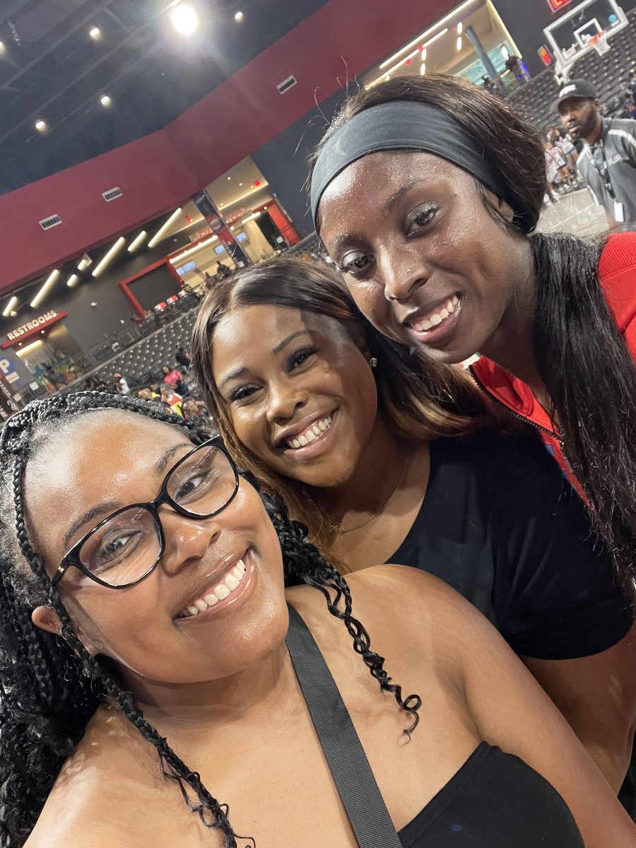 Morgan1529J's tweet photo. Still in shock that we met so many iconic Gamecock women today! Thank you for the selfies!❤️ #SupporttheWNBA https://t.co/CO6Uz93mc2