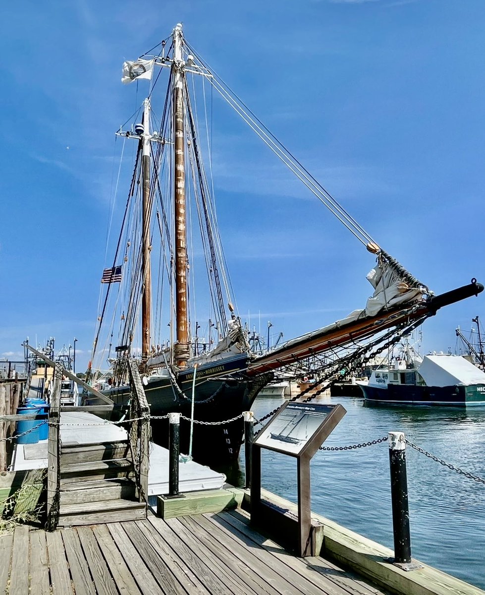 dcd728's tweet photo. #Picture #perfect #day in #NewBedford #MA to show off #beautiful #schooner #ErnestinaMorrissey at #StatePier #NewEngland https://t.co/1EhgXT0ssl