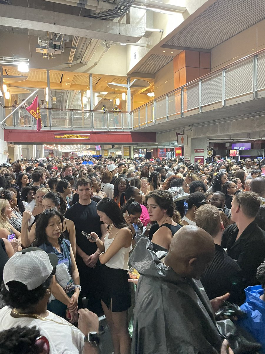 jakepublic's tweet photo. @FedExField it’s says “all clear” but you still aren’t letting people go to their seats. Someone is going to get hurt from the crowd. https://t.co/eyJu8O57kQ