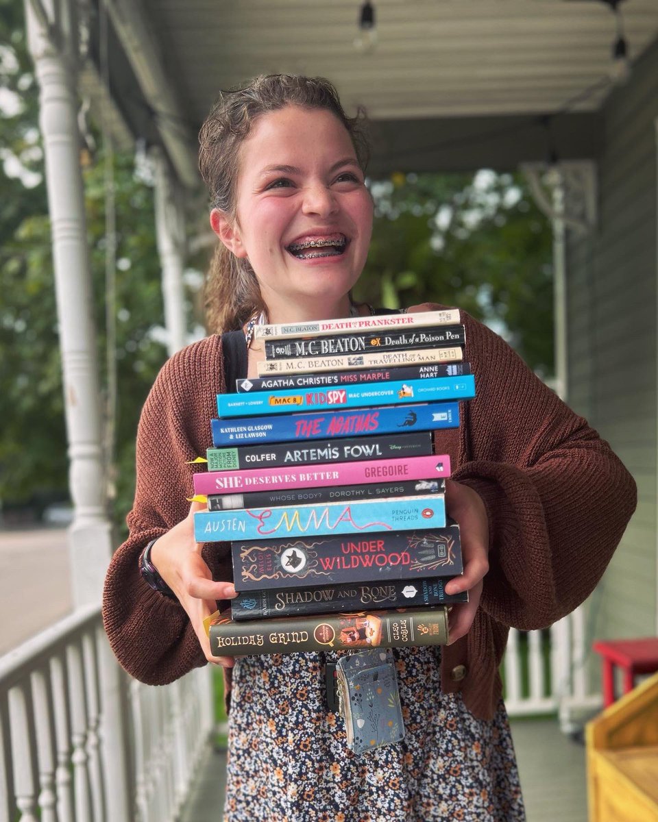 LibraryLydia's tweet image. Took my baby sister on a bookstore binge this weekend. Here she is showing-off our haul 📚