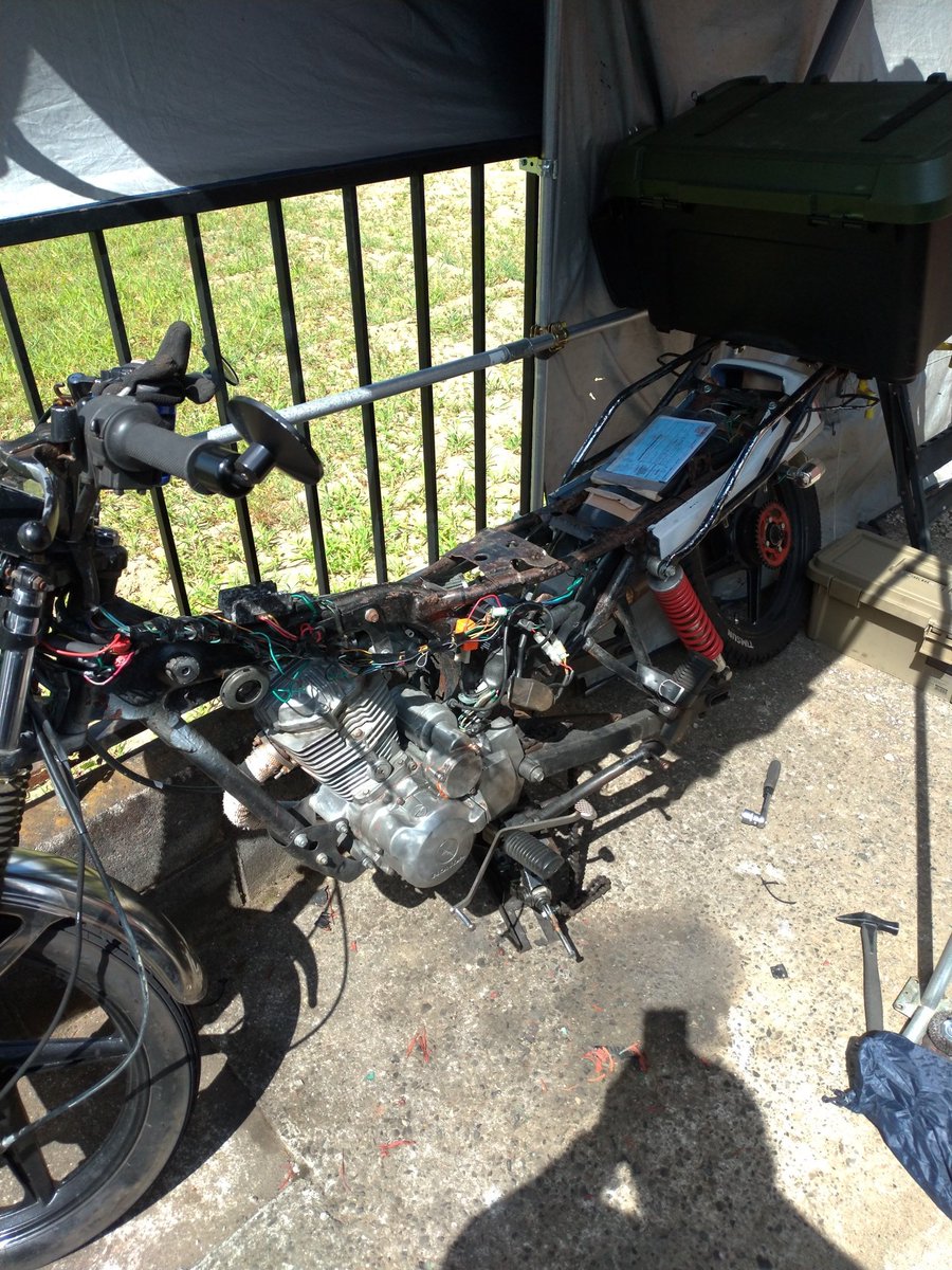 cgl125raizou's tweet photo. 伊豆一周ツーリングの翌日、、バイクメンテ。おもいのほか訳わからんとこでダメージでとる。コツコツレストアですな。#CGL125,#バイクメンテ https://t.co/SxU94epcCb