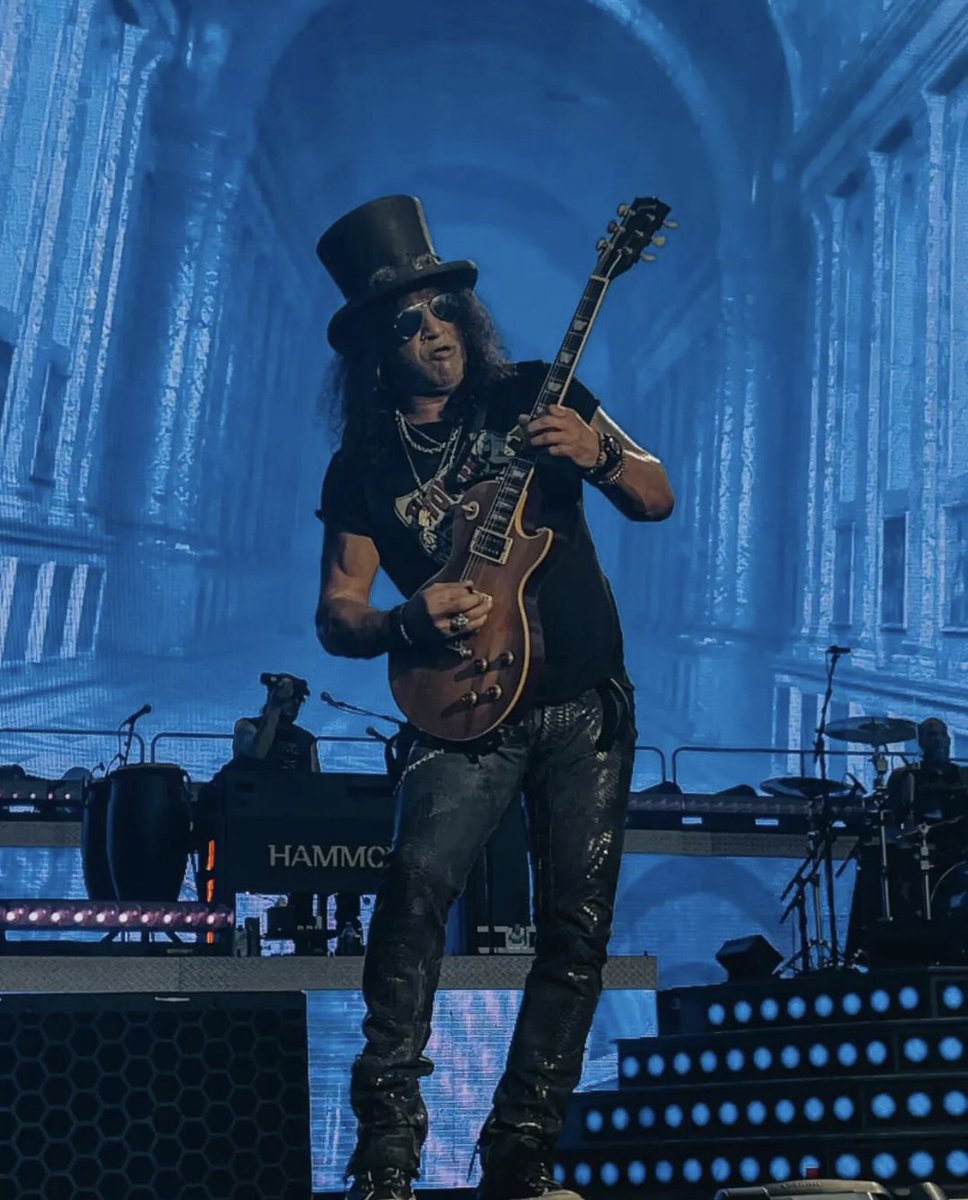 SlashFCBrasilia's tweet photo. Boss rocking at Moncton Stadium, in Moncton, Canada 🤘🏻🇨🇦 @Slash 

📸: CJ Winterhart https://t.co/ji67BoVexm