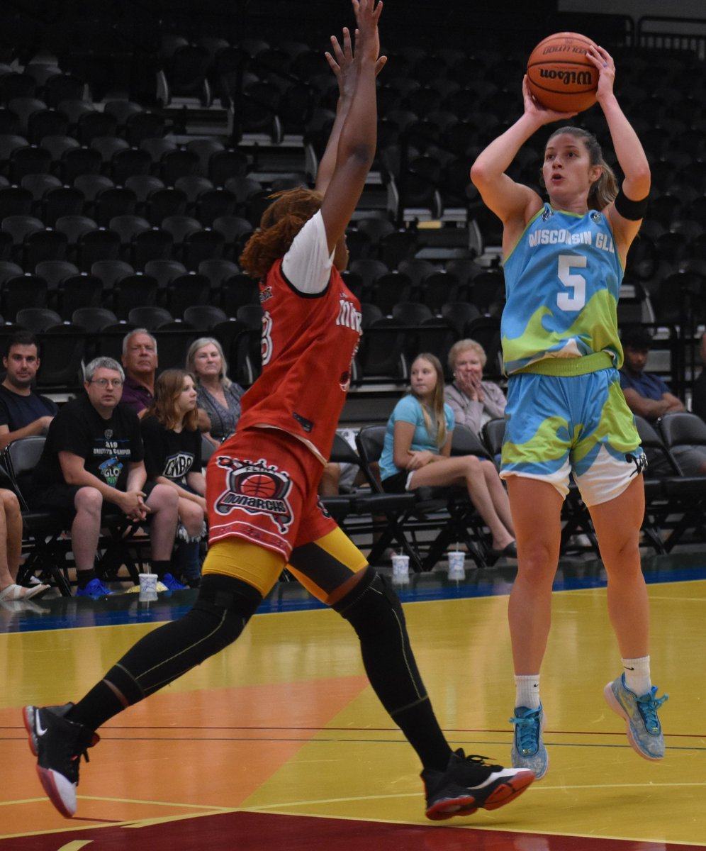 skcreno27's tweet image. Saw a team win a title today. That was cool. Congrats to @WisconsinGLO