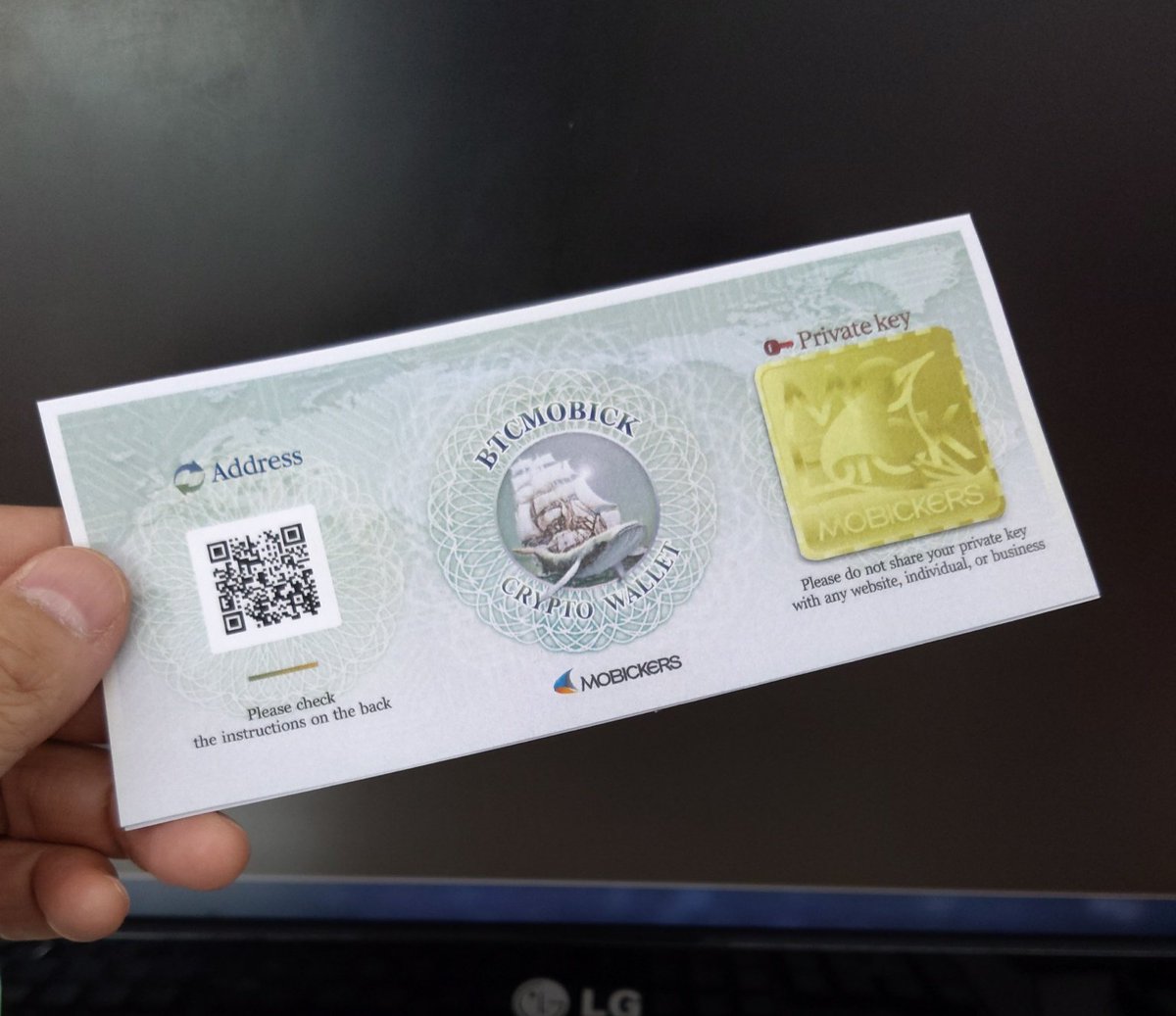 BTCMOBICK PAPER WALLET! 모비커스 주식회사에서 제작한 종이지갑의 앞과 뒷모습입니다. 1모빅씩 담아 지인들에게 선물해야  겠어요! (비트코인도 담을 수 있어요~) #비트코인종이지갑 #비트모빅 #BTCMOBICK #paperwallet #돌잔지축하 #결혼축의금