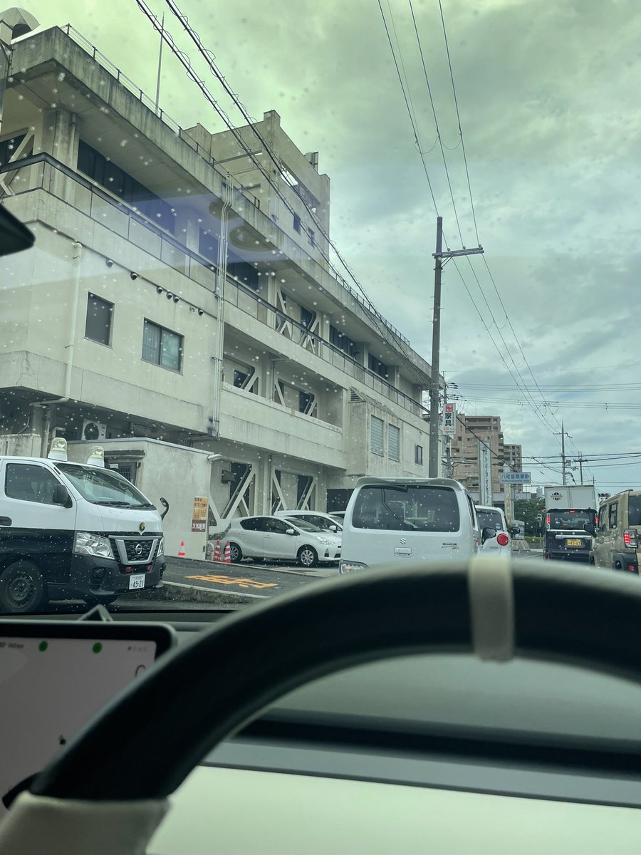 170motoring's tweet photo. 大阪府八尾警察署
車庫証明の申請に来たら駐車場待ちで長蛇の車列
過去最悪の立地 https://t.co/cPKZa3OrSP