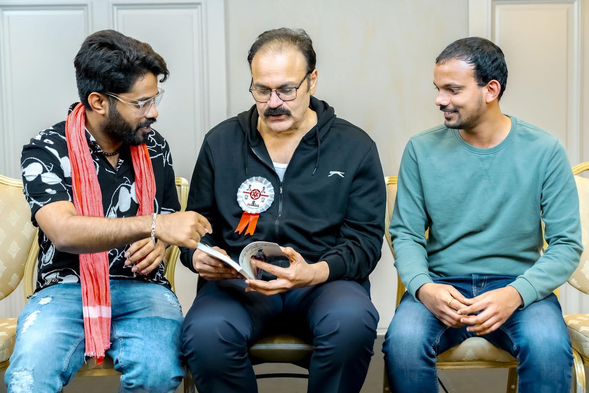 RaviMantrii's tweet photo. My book అమ్మడైరీలో కొన్ని పేజీలు with @NagaBabuOffl gaaru. Thankyou sir!
.
.
#adkp #nagababu #ammadiarylokonnipageelu https://t.co/MqKMiPZnNj