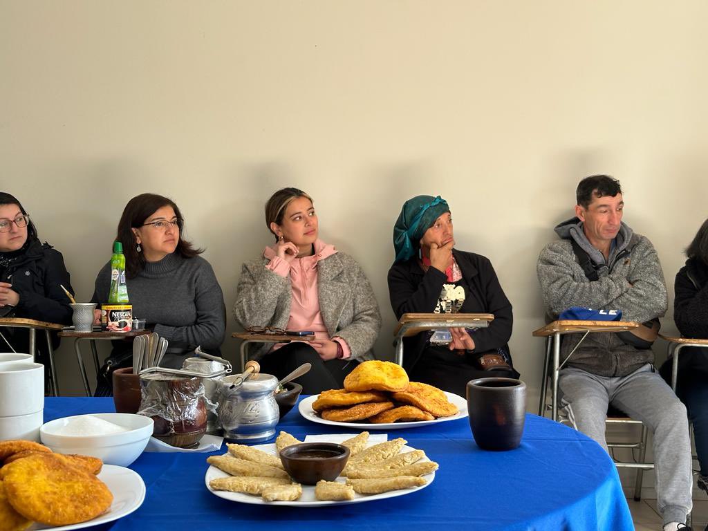 vocerianuble's tweet photo. ✨ Finalizamos este domingo reunidos con la Asociación Indígena Petu Mongeleiñ 🌞🍃 de 📍Chillán. Nuestra Seremi @AndradeVaale participó del inicio de proyecto financiado por nuestro #FFOIP, el cual tiene como objetivo  fortalecer la identidad cultural mapuche 🌱✊🏽 https://t.co/HKK94xXh77