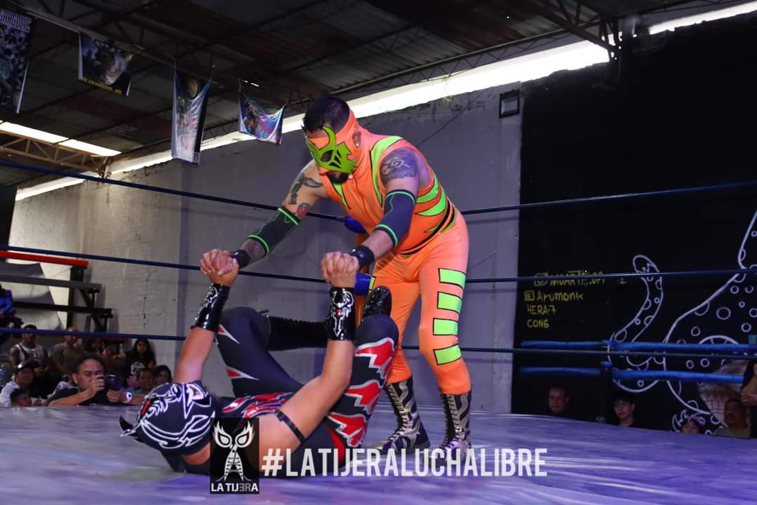 LaTijeraLucha's tweet photo. En mano a mano de la misma agrupación, en el #ColiseoEcatepec, donde la afición de #AnclaPro hace sentir su rigor a #Misteryk que se lleva el triunfo a casa sobre #EnjambreJr, quien queda tendido en el ring...
#latijeraluchalibre https://t.co/iOEJxSDWKP