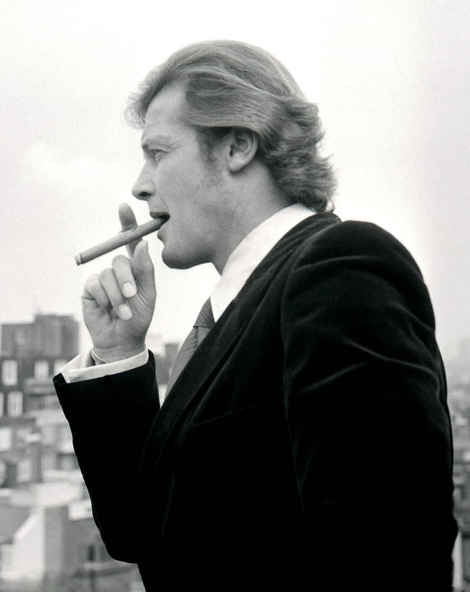 The007Files's tweet image. This week in #JamesBond movie history. Two new 007s 14 years apart.

August 1st 1972. 51yrs ago #RogerMoore delighted the press atop the Dorchester Hotel.

August 6th 1986. 37yrs ago, after Brozza was in, then out, #TimothyDalton finally said yes &amp;amp; was announced as EON's 4th 007.