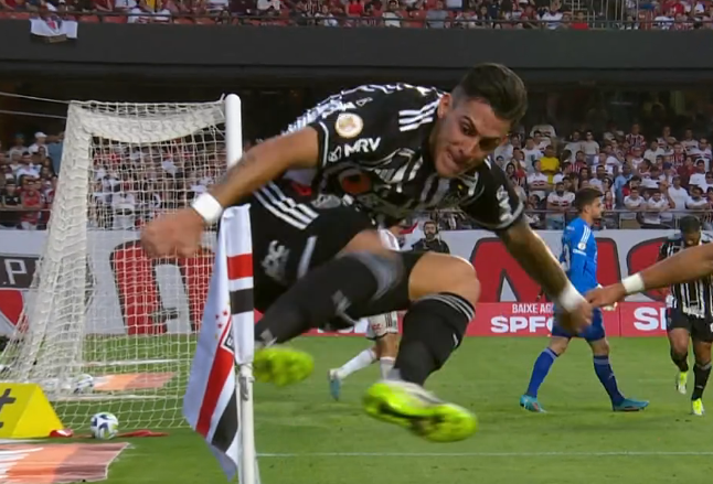 itsliim_a's tweet photo. o Rafinha bravo que o Pavón chutou a bandeirinha com o escudo do São Paulo 🤣🤣🤣

pimenta no cu dos outros é refresco https://t.co/AQA0gOa8qF