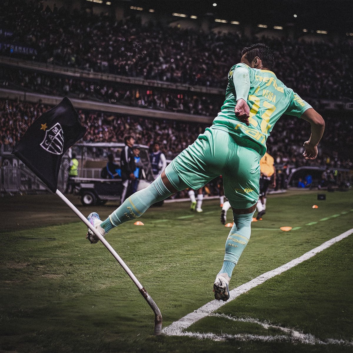 liberta___depre's tweet photo. Arbitragem brasileira é uma piada, no futebol brasileiro são dois pesos e duas medidas.

Não existe critério para nada, quem inventa os critérios no nosso futebol são os árbitros.

Dois lances idênticos, onde um não levou amarelo e o outro levou. 

📸: Divulgação https://t.co/ZM3gebHYBH