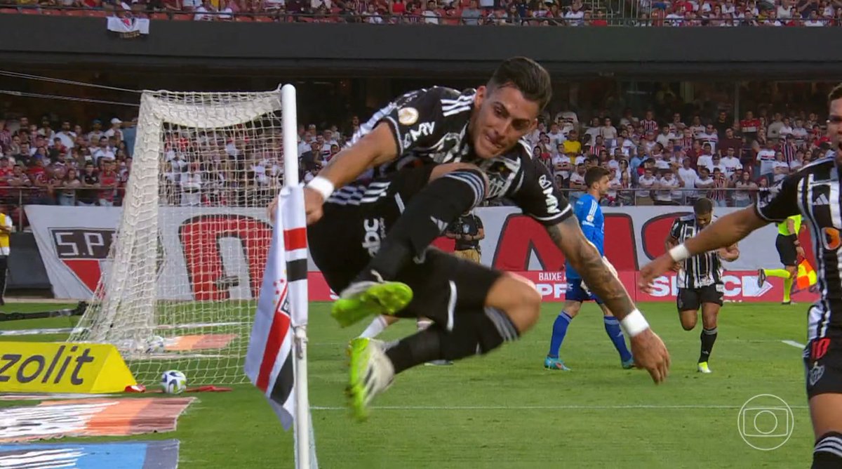 liberta___depre's tweet photo. Arbitragem brasileira é uma piada, no futebol brasileiro são dois pesos e duas medidas.

Não existe critério para nada, quem inventa os critérios no nosso futebol são os árbitros.

Dois lances idênticos, onde um não levou amarelo e o outro levou. 

📸: Divulgação https://t.co/ZM3gebHYBH